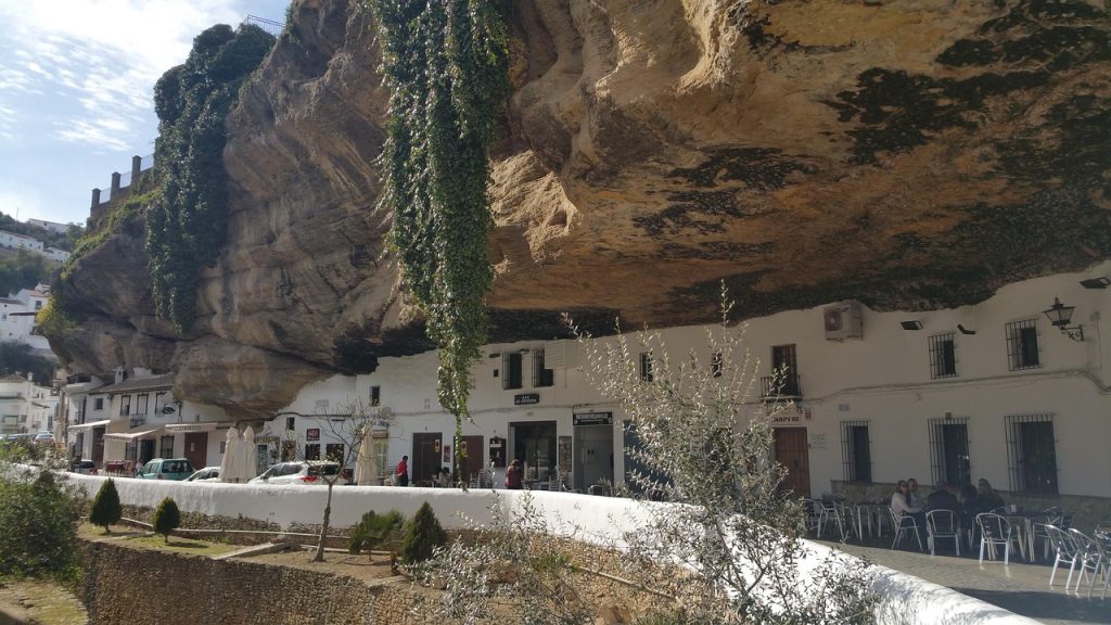 Couple enjoying a private excursion through the White Villages of Cádiz, with a local guide and panoramic views.